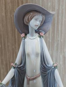 lot 52 image: Lladro Afternoon Tea Porcelain Figurine- Item #01011428