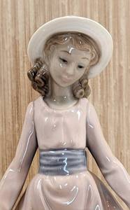 lot 53 image: Lladro Flowers in the Basket Porcelain Figurine - 5027