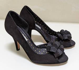 lot 213 image: Lulu Guinness Bow Accented Open Toe Pumps