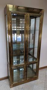 lot 35 image: Mastercraft Brass and Glass Mirrored Display Cabinet