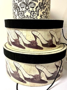 lot 406 image: Fun Feminine Decorative Items