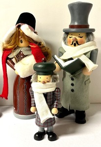 lot 428 image: Zins Collectible Nutcracker Caroler Figurines
