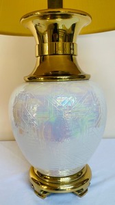 lot 371 image: Beautiful Opalescent and Brass Based Lamp