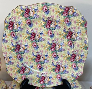 lot 385 image: Royal Winton Welbeck Chintz Grouping