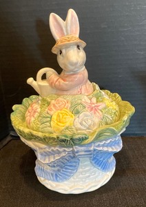 lot 392 image: Fitz & Floyd Bunny Themed Porcelain Decor
