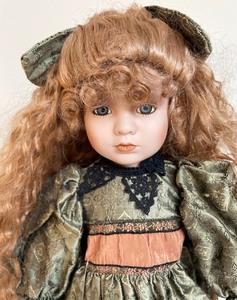 lot 389 image: Dolls, A Pig and a Bear Oh My