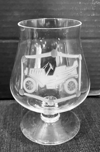 lot 395 image: 8 Etched Old Fashioned Car Cordial Glasses