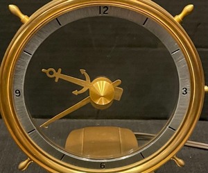 lot 458 image: Vintage Jefferson Golden Helm Clock