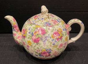 lot 457 image: Vintage Royal Winton Teapot, Lidded Sugar Jar and Plate