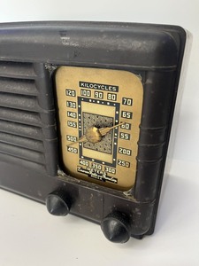 lot 46 image: Vintage Original Brown Meters Emerson Kilocycles Tube Radio USA Untested