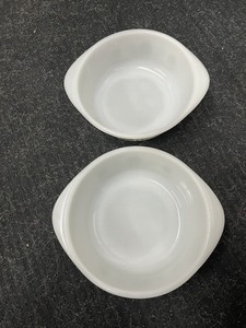 lot 31 image: Pair of Vintage Glass Bake Green and White Daisy 1-12 Quart Casserole Dishes