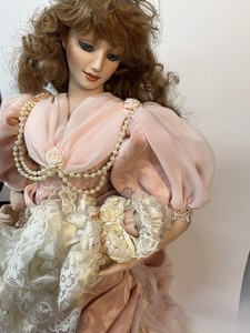 lot 61 image: Franklin Heirloom Doll Mother & Child Gibson Girl - 19 with Stand