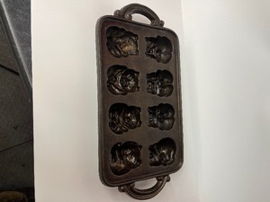 lot 40 image: John Wright Cast Iron Teddy Pan Classic Teddy Bear Muffin USA Made
