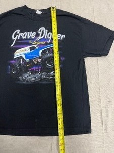 lot 30 image: Grave Digger Monster Truck T Shirt Mens Size Large Short Sleeve Crew Neck