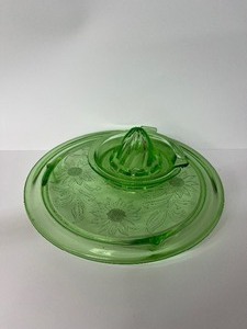 lot 38 image: Lot of 2 Uranium Glass Items