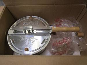 lot 668 image: Great Northern Popcorn 83-DT5676 Popcorn Machine, 6 Quart, Silver (OPEN BOX)