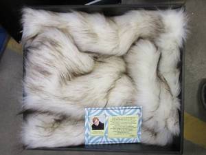 lot 774 image: Oversized Premium Pearl White Fashion Faux Fox Hypoallergenic Throw Blanket (OPEN PACKAGING)