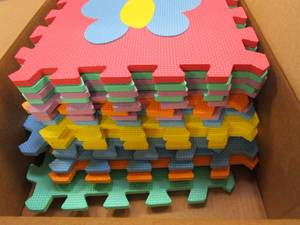 lot 813 image: Hey Play 16 Interlocking Foam Tile Play Mat with Animals (OPEN PACKAGING)