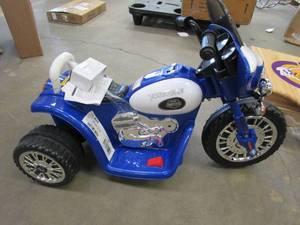 lot 834 image: Lil Rider 80-YJ876U Mini Three Wheel Chopper - Blue (SMALL DAMAGE ON COLLAR, OUT OF BOX)