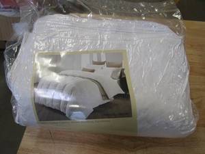 lot 893 image: Twin 100% Cotton Feather Down Comforter in White
