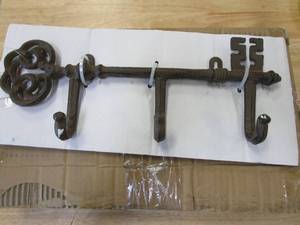 lot 895 image: Lavish Home 3-Pronged Cast Iron Rustic Decorative Skeleton Key Wall Mount Hooks (OPEN BOX)