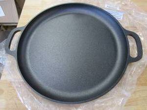 lot 904 image: 14 in Commercial Cast Iron Pizza Pan (OUT OF BOX)