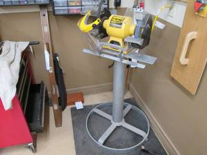 lot 6 image: Heavy Duty Dewalt DW758 8 Bench Gr...