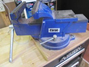 lot 253 image: Heavy duty Central Forge 6 swiveli...