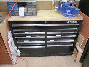 lot 8 image: Gloss Black Husky 46 9-drawer Tool...