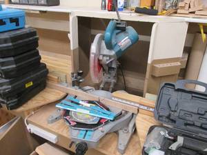 lot 286 image: Makita LS1013F 10 miter saw...