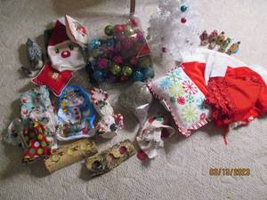 lot 62 image: Lot of Christmas decor...