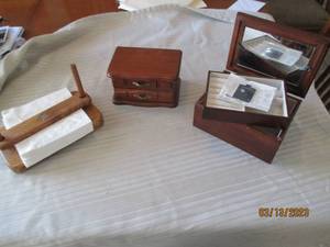 lot 98 image: 2 Jewelry boxes buffalo nickel napk...