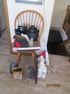 lot 100 image: Assorted household cleaners and oth...
