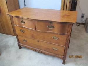 lot 104 image: Solid wood dresser with dovetail dr...