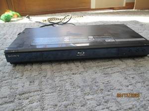 lot 113 image: Sony Blu-ray disc player with remot...