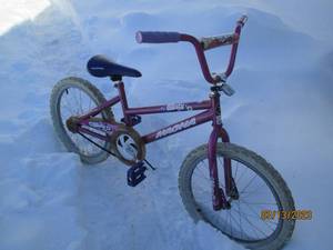 lot 122 image: Girls bike...