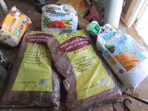 lot 124 image: Lot of potting soil and mulch...
