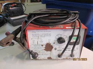 lot 154 image: Heavy duty battery charger...