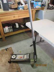 lot 161 image: Pittsburgh 3 ton heavy duty floor j...