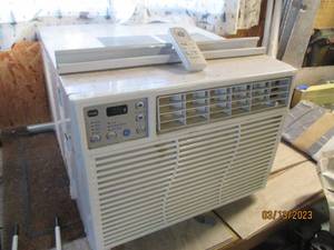 lot 176 image: GE window air conditioner...