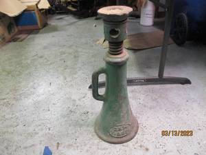 lot 186 image: Large screw jack 2x14...