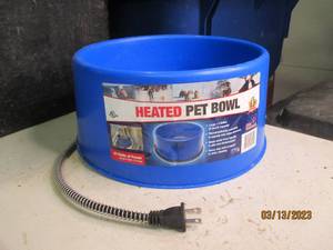 lot 190 image: Heated pet bowl 1.5 gallon...