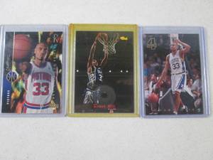 lot 32 image: 3 Grant Hill Rookie Cards Cards...
