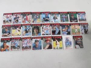 lot 154 image: 1986 Topps Twins Team Set...