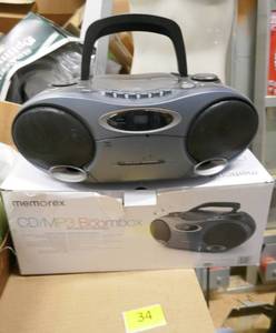 lot 34 image: 2 boomboxes, tested and working, one missing the cord