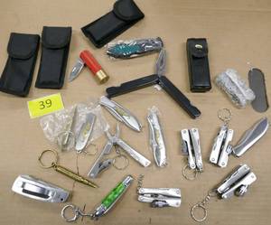 lot 39 image: 7 multi-tools and 8 knives