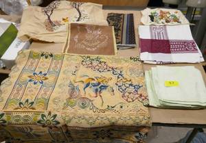 lot 47 image: Large lot of vintage tablecloths, cloth napkins, runners, etc
