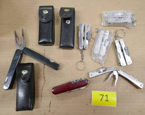 lot 71 image: 9 multi-tool knives