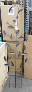lot 76 image: New garden trellis