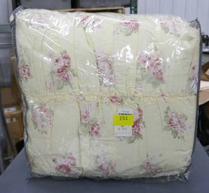 lot 151 image: Yellow with rose and white flowers comforter 90x90 polyester